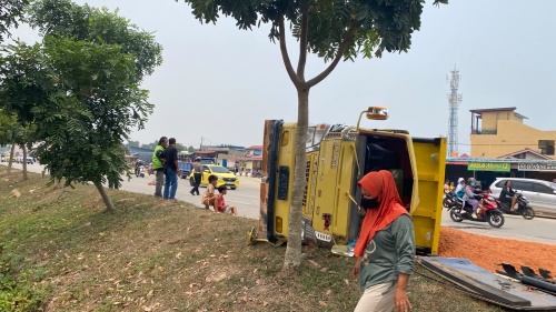 Dua Ban Belakang Pecah Bersamaan, Truk Pengangkut Pasir Terbalik di Batu Besar
